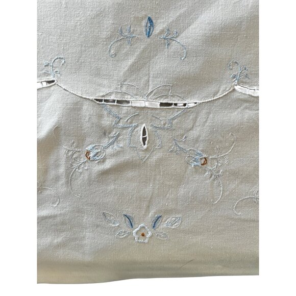 Embroidered Tablecloth With Blue Floral Cutwork Crocheted Inserts Vintage - Picture 8 of 11
